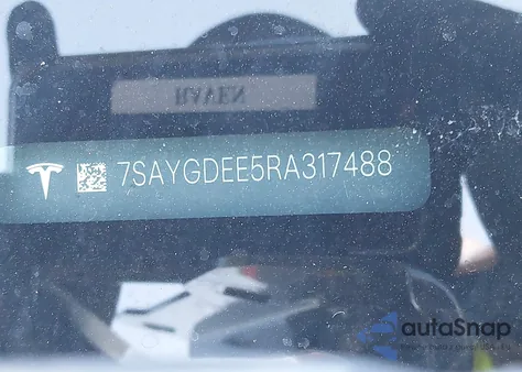 2024 Tesla Model Y Long Range Dual Motor All-Wheel Drive z USA, uszkodzony, nr VIN 7SAYGDEE5RA317488